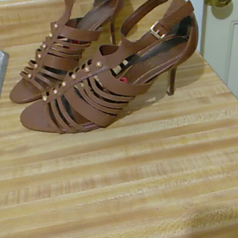Heels - Picture 2 of 3